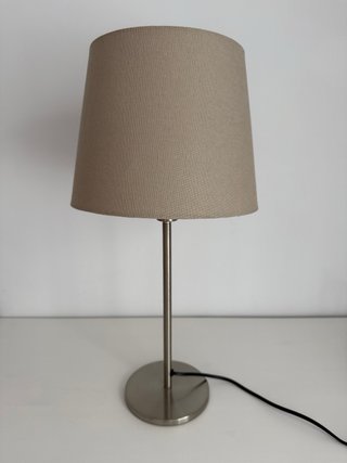 Dos lámparas de mesa Ikea beige y plateada.