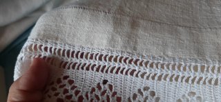 Asciugamano vintage ricamato e uncinetto