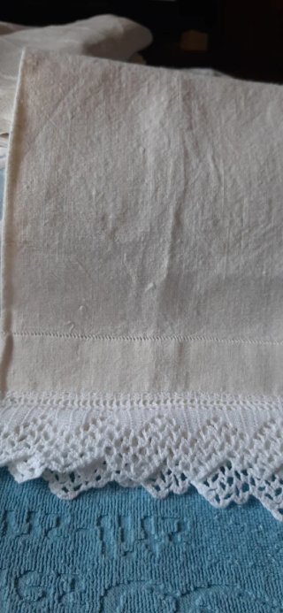 Asciugamano vintage ricamato e uncinetto