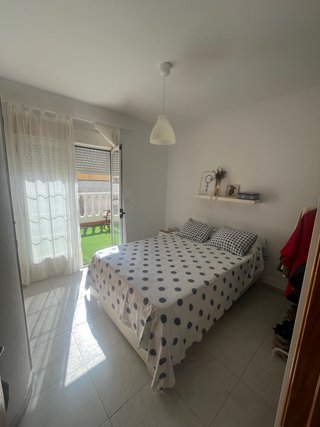 Habitación con baño privado y acceso a terraza en
