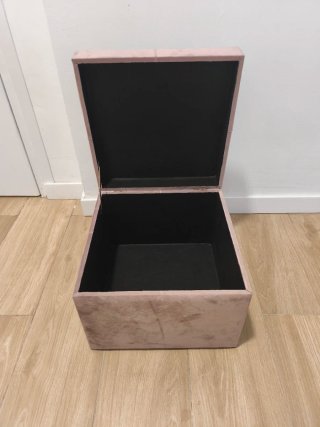 Puf baúl rosa con almacenaje.