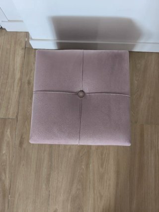 Puf baúl rosa con almacenaje.