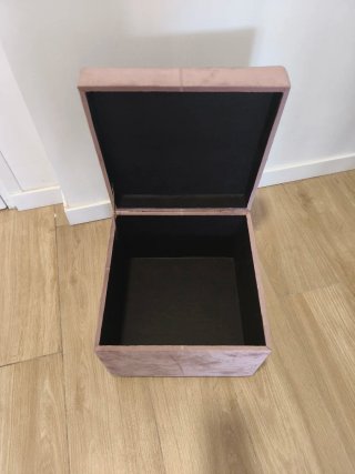 Puf baúl rosa con almacenaje.