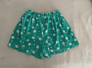 Pantalones cortos verdes con flores
