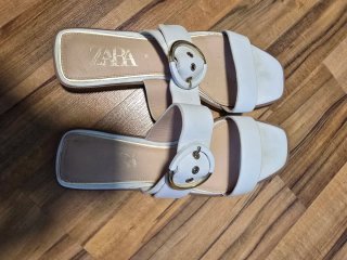 Sandalias Zara blancas con hebilla dorada