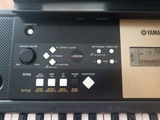 Teclado Yamaha YPT-220 con soporte