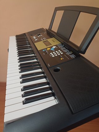 Teclado Yamaha YPT-220 con soporte