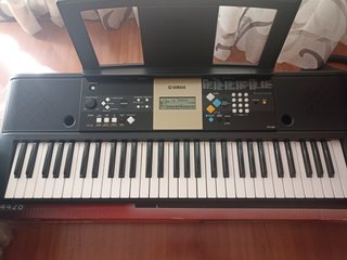 Teclado Yamaha YPT-220 con soporte