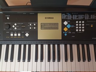 Teclado Yamaha YPT-220 con soporte