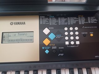 Teclado Yamaha YPT-220 con soporte