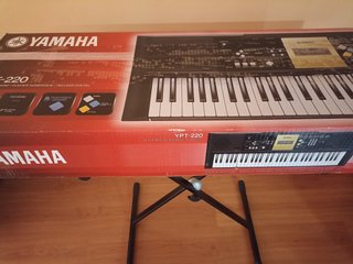 Teclado Yamaha YPT-220 con soporte