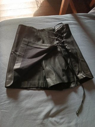 Falda pantalón negra con cordones nuevo.
