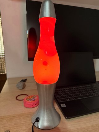 Lámpara de lava naranja y plateada
