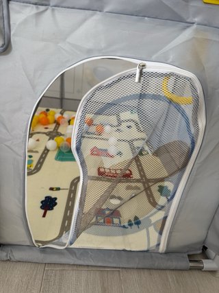Parque de juegos infantil con pelotas
