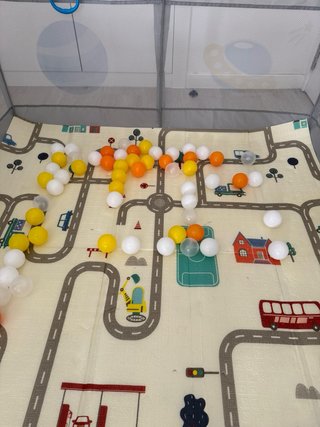 Parque de juegos infantil con pelotas