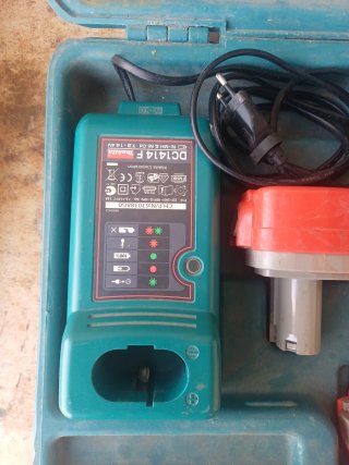 Taladro Atornillador Makita con Cargador y Batería