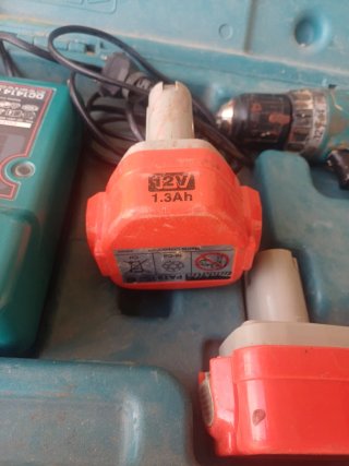Taladro Atornillador Makita con Cargador y Batería