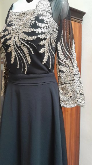 Abito elegante nero con ricami oro