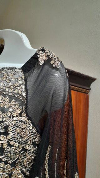 Abito elegante nero con ricami oro
