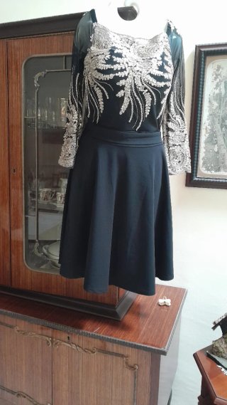 Abito elegante nero con ricami oro