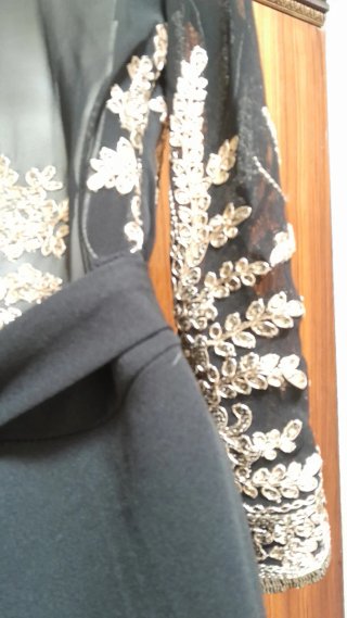 Abito elegante nero con ricami oro