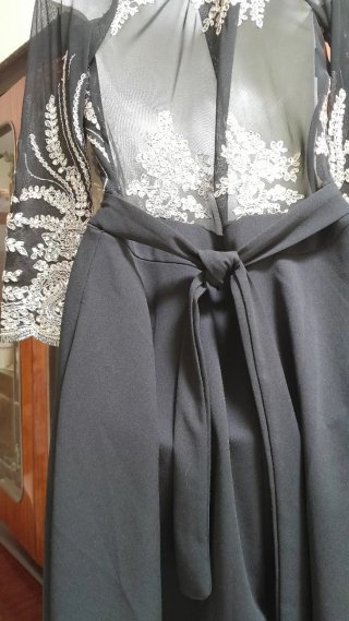 Abito elegante nero con ricami oro