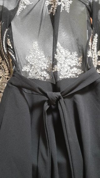 Abito elegante nero con ricami oro