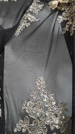 Abito elegante nero con ricami oro