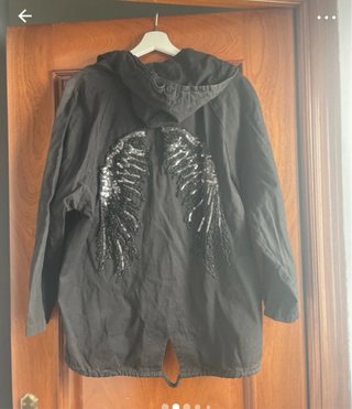 Parka Negra con Alas de Lentejuelas T.U.