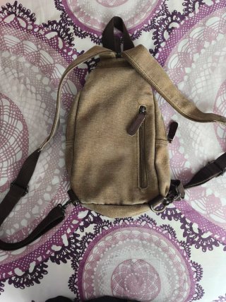 Mochila bandolera con múltiples bolsillos