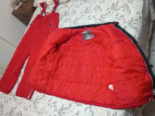 Ropa para esquiar pantalón y chaqueta (color rojo)