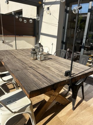 Mesa de exterior de madera y metal