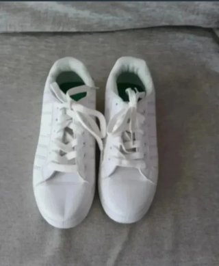 Zapatillas Blancas con Detalle Verde