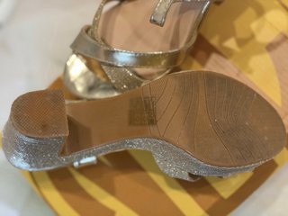 Zapatos de fiesta dorados