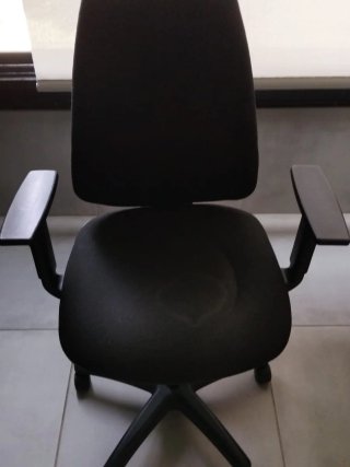 Silla de oficina ergonómica negra