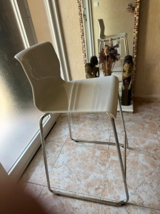 Dos Taburetes altos blancos y plateados