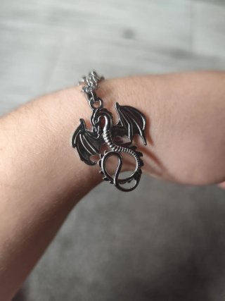 Pulseira com pingente de dragão prateado