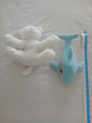 Lote 2 peluches: gato blanco y delfín
