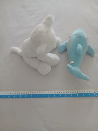 Lote 2 peluches: gato blanco y delfín