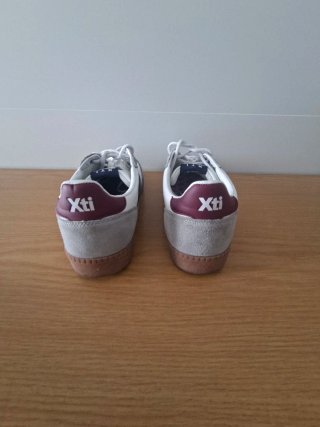 Zapatillas XTI casual grises y blancas