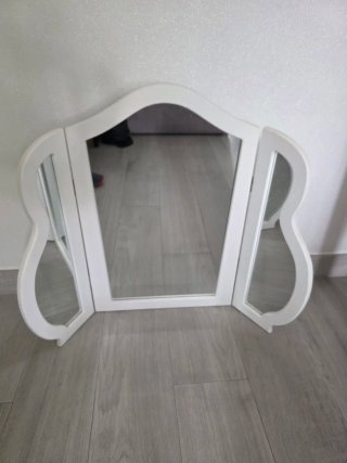 Specchio da trucco bianco in legno