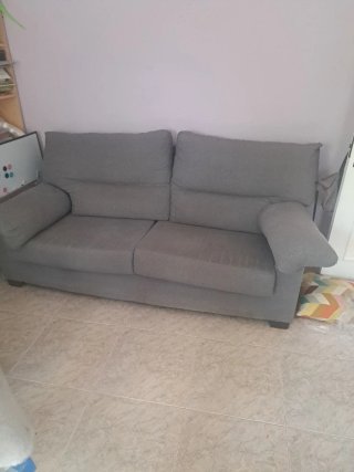 Sofá de tela gris seminuevo