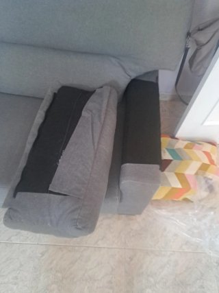 Sofá de tela gris seminuevo