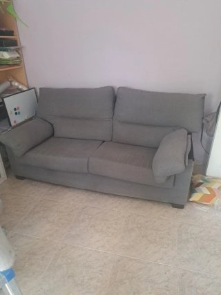 Sofá de tela gris seminuevo
