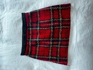 Minifalda cuadros tartán roja y negra de Zara