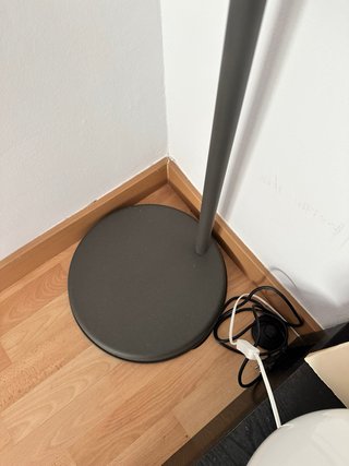Lámpara de pie IKEA HEKTAR gris oscuro