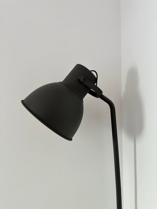 Lámpara de pie IKEA HEKTAR gris oscuro