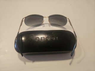 Gafas de sol doradas y grises