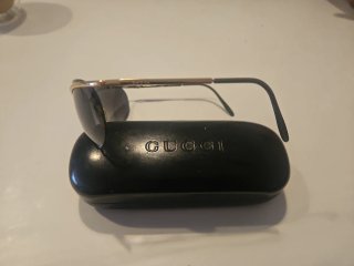 Gafas de sol doradas y grises