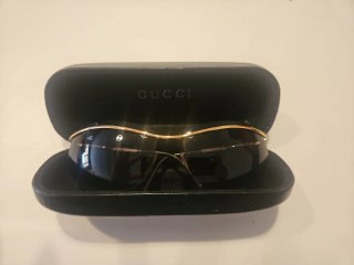 Gafas de sol doradas y grises